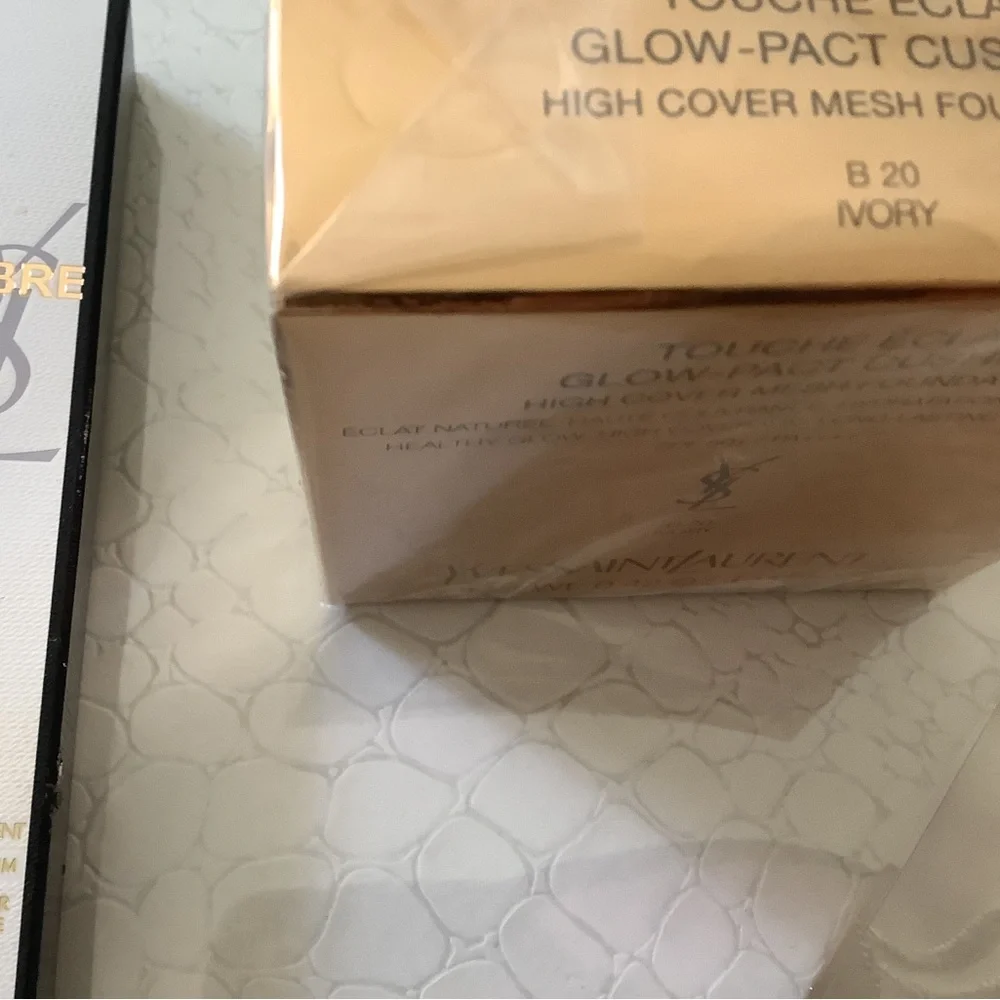 Yves Saint Laurent Touche Éclat Glow-Pact Cushion Foundation - Ivory (B20)